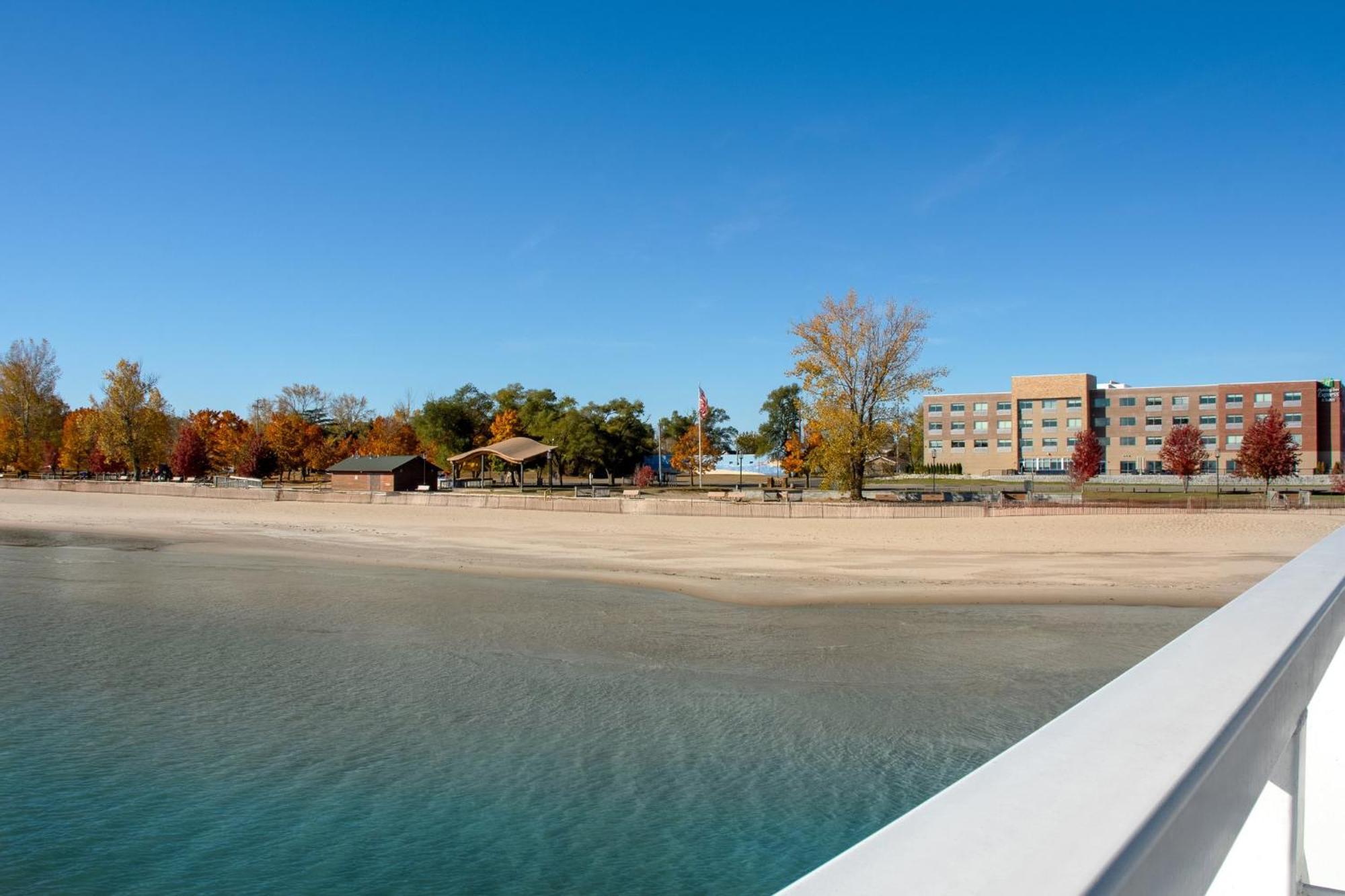 Holiday Inn Express & Suites Oscoda By Ihg Exterior photo